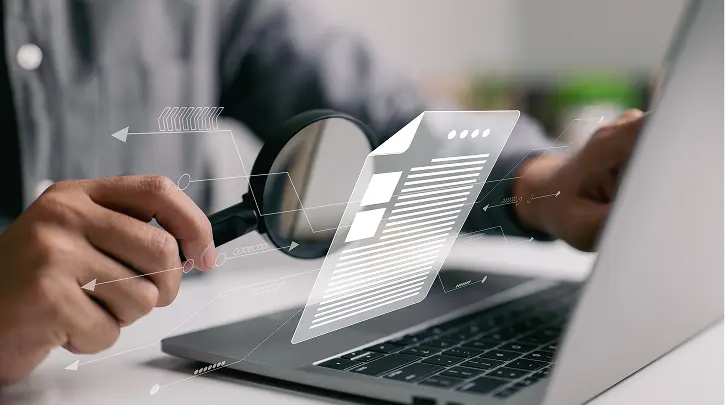 ノートパソコンを操作する写真