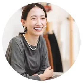 F社女性スタッフの写真